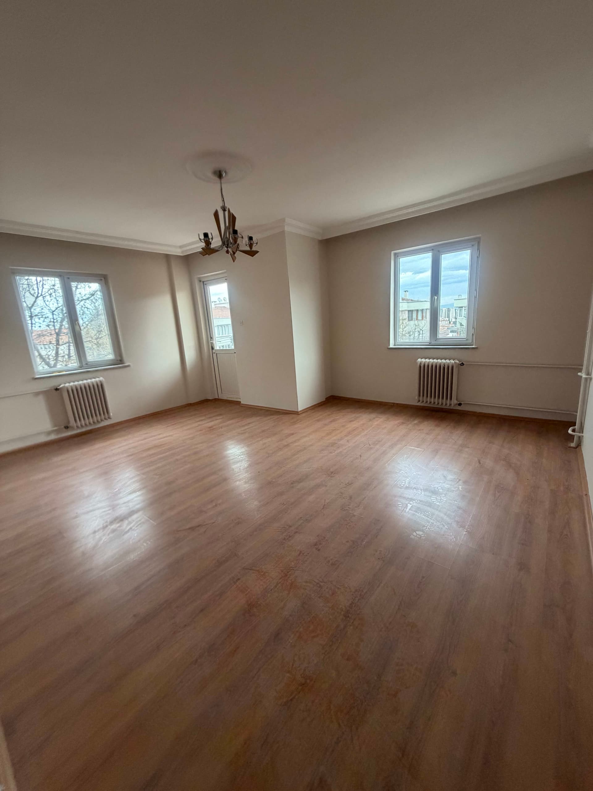 BEŞEVLER CADDESİ ÜZERİNDE SATILIK 3+1 GENİŞ DAİRE
